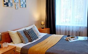 Cozy & Bright 1 Bedroom Apartment With Park Nearby - Free Parking, Central Riga, Up To 5 Guests